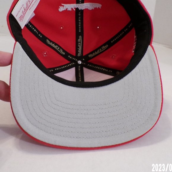 CHICAGO BULLS MITCHELL & NESS ( NBA ) RED ADJUSTABLE SNAPBACK CAP HAT - Picture 8 of 11